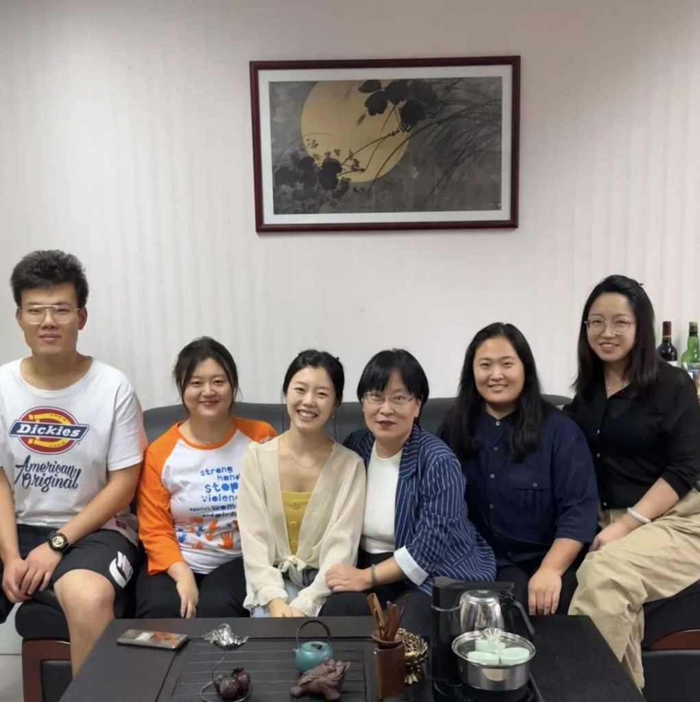 李莹的源众律师团队在办公室合影